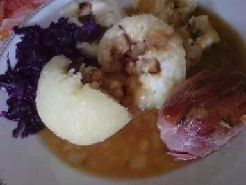 Halbseidene Klöße - zu Zwiebelhaxe mit Rotkraut - Rezept - Bild Nr. 3