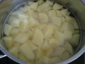 Halbseidene Klöße - zu Zwiebelhaxe mit Rotkraut - Rezept - Bild Nr. 5