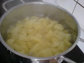 Halbseidene Klöße - zu Zwiebelhaxe mit Rotkraut - Rezept - Bild Nr. 6