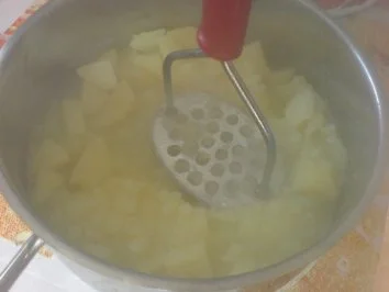 Halbseidene Klöße - zu Zwiebelhaxe mit Rotkraut - Rezept - Bild Nr. 7