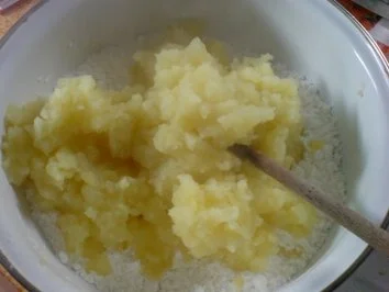 Halbseidene Klöße - zu Zwiebelhaxe mit Rotkraut - Rezept - Bild Nr. 9