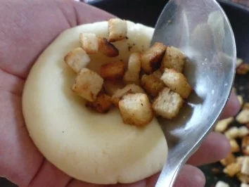 Halbseidene Klöße - zu Zwiebelhaxe mit Rotkraut - Rezept - Bild Nr. 16