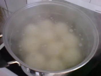 Halbseidene Klöße - zu Zwiebelhaxe mit Rotkraut - Rezept - Bild Nr. 20