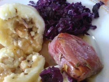 Halbseidene Klöße - zu Zwiebelhaxe mit Rotkraut - Rezept - Bild Nr. 23