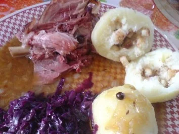 Halbseidene Klöße - zu Zwiebelhaxe mit Rotkraut - Rezept - Bild Nr. 24