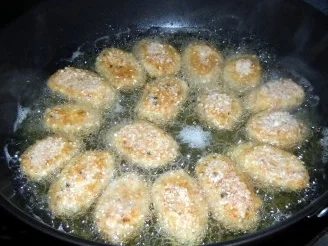 Weißwurst im Sesam-Mantel mit Sesamkartoffeln und Zuckerschoten - Rezept - Bild Nr. 6