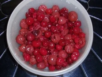 Nuss-Schoko-Kuchen mit Schattenmorellen und Cranberries - Rezept - Bild Nr. 2