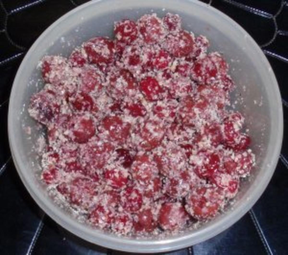 Nuss-Schoko-Kuchen mit Schattenmorellen und Cranberries - Rezept - Bild Nr. 3