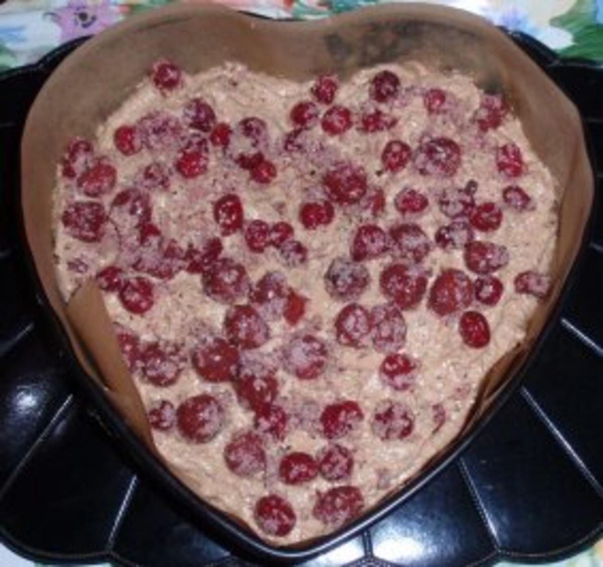 Nuss-Schoko-Kuchen mit Schattenmorellen und Cranberries - Rezept - Bild Nr. 8