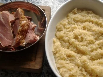 Badisches Schäufele mit Sauerkraut und Kartoffelsauce überbacken - Rezept - Bild Nr. 2