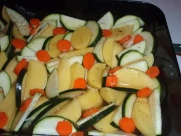 Hähnchenkeulen auf Gemüse - Rezept