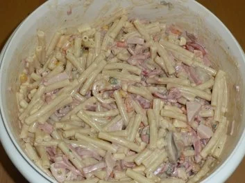 Salate:  Bunter Nudelsalat - Rezept