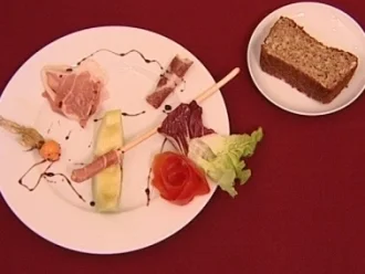 Rezept: Vorspeisenteller, selbstgebackenes Dinkel-Vollkornbrot (Jörn Schlönvoigt) Vorspeisenteller, selbstgebackenes Dinkel-Vollkornbrot (Jörn Schlönvoigt) - Rezept