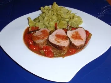 Gefüllte Spinatnudeln mit Schweinefilet auf Tomaten-Paprikasoße - Rezept