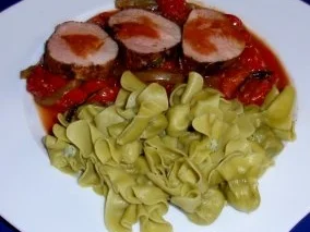 Gefüllte Spinatnudeln mit Schweinefilet auf Tomaten-Paprikasoße - Rezept - Bild Nr. 8