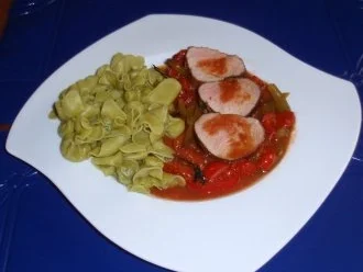 Gefüllte Spinatnudeln mit Schweinefilet auf Tomaten-Paprikasoße - Rezept - Bild Nr. 9