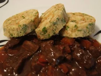 Rezept: Rindergulasch mit Serviettenknödel Rindergulasch mit Serviettenknödel - Rezept