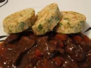 Rindergulasch mit Serviettenknödel - Rezept
