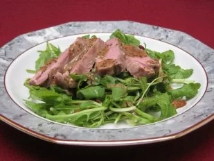 Barbarie-Entenbrust auf Rucolasalat mit Honig-Mohn-Senf-Dressing - Rezept