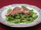 Barbarie-Entenbrust auf Rucolasalat mit Honig-Mohn-Senf-Dressing - Rezept