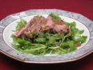 Barbarie-Entenbrust auf Rucolasalat mit Honig-Mohn-Senf-Dressing - Rezept