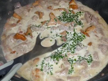 Rezept: Pfifferlingsrahm mit Schweinefilet auf Bandnudeln Bild Nr. 3 Pfifferlingsrahm mit Schweinefilet auf Bandnudeln - Rezept - Bild Nr. 3