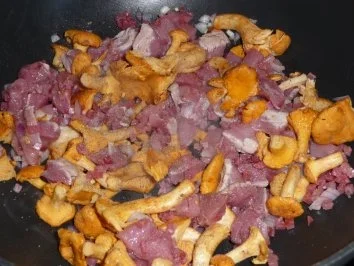 Rezept: Pfifferlingsrahm mit Schweinefilet auf Bandnudeln Bild Nr. 4 Pfifferlingsrahm mit Schweinefilet auf Bandnudeln - Rezept - Bild Nr. 4