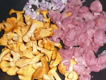 Rezept: Pfifferlingsrahm mit Schweinefilet auf Bandnudeln Bild Nr. 5 Pfifferlingsrahm mit Schweinefilet auf Bandnudeln - Rezept - Bild Nr. 5