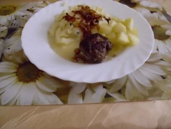 Rezept: Majoran-Frikadellen mit Apfelkompott Majoran-Frikadellen mit Apfelkompott - Rezept