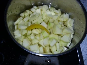 Rezept: Majoran-Frikadellen mit Apfelkompott Bild Nr. 2 Majoran-Frikadellen mit Apfelkompott - Rezept - Bild Nr. 2