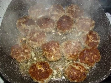 Rezept: Majoran-Frikadellen mit Apfelkompott Bild Nr. 8 Majoran-Frikadellen mit Apfelkompott - Rezept - Bild Nr. 8