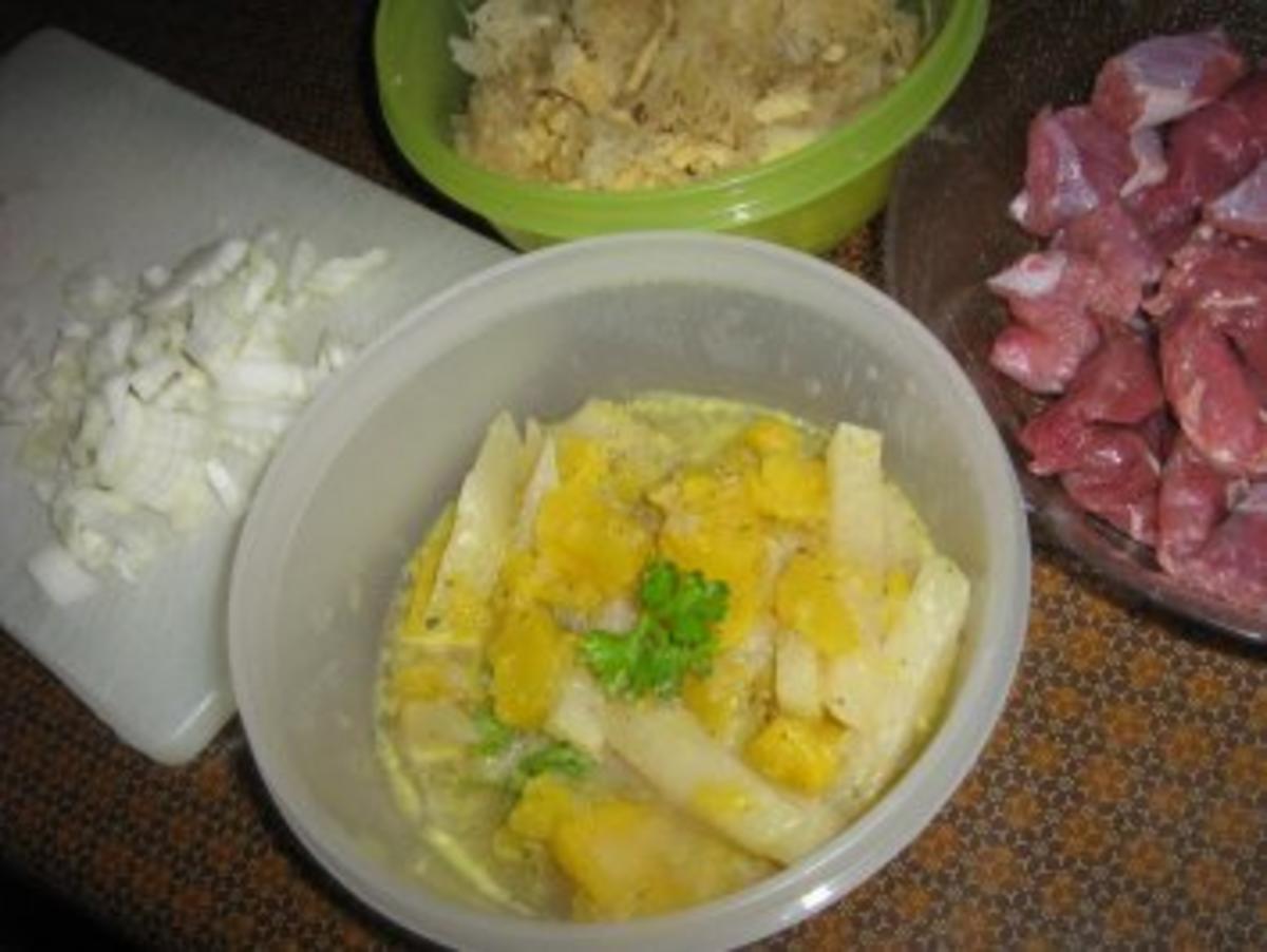 Gulaschpfanne mit Sauerkraut, Spätzle und Gemüse - Rezept - Bild Nr. 2