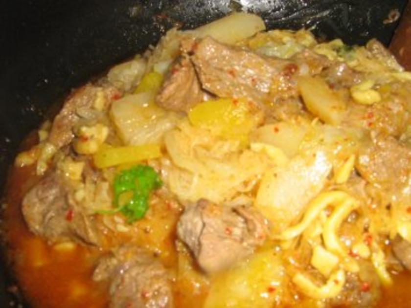 Gulaschpfanne mit Sauerkraut, Spätzle und Gemüse