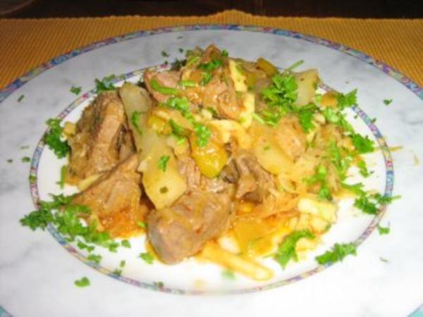 Gulaschpfanne mit Sauerkraut, Spätzle und Gemüse - einfach - 318 kcal/100g