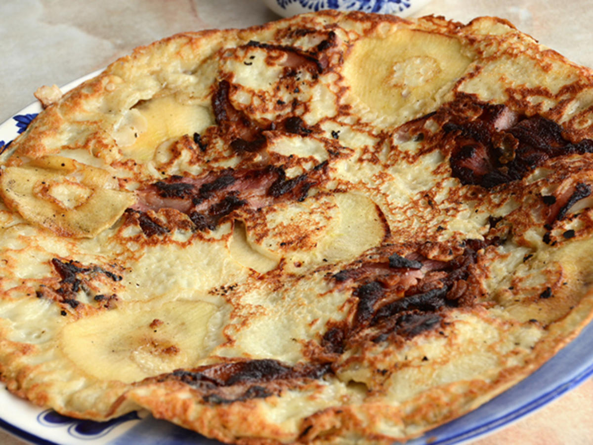 Omas Hefepfannkuchen mit Apfelstückchen - Rezept - kochbar.de