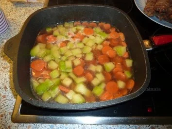 Fleischspieß mit Gemüsenudeln - Rezept - Bild Nr. 3