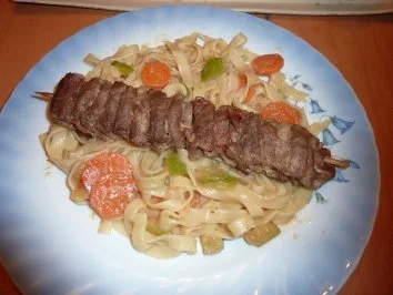 Fleischspieß mit Gemüsenudeln - Rezept
