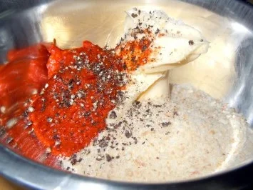 Hähnchenbrust unter Ajvar-Kruste mit Chilisauce und Reis - Rezept - Bild Nr. 2