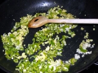 Hähnchenbrust unter Ajvar-Kruste mit Chilisauce und Reis - Rezept - Bild Nr. 6