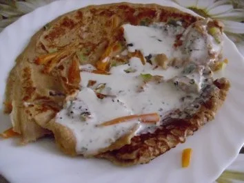 Gemüse-.Pfannkuchen mit Feta-Cremesoße - Rezept