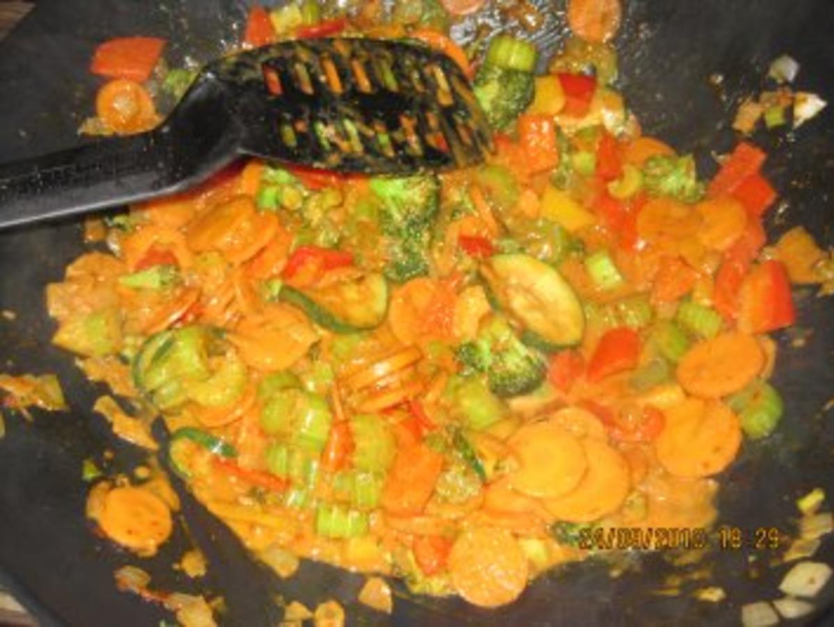 Bunte Curry-Gemüsepfanne mit Kokosmilch - Rezept - Bild Nr. 6