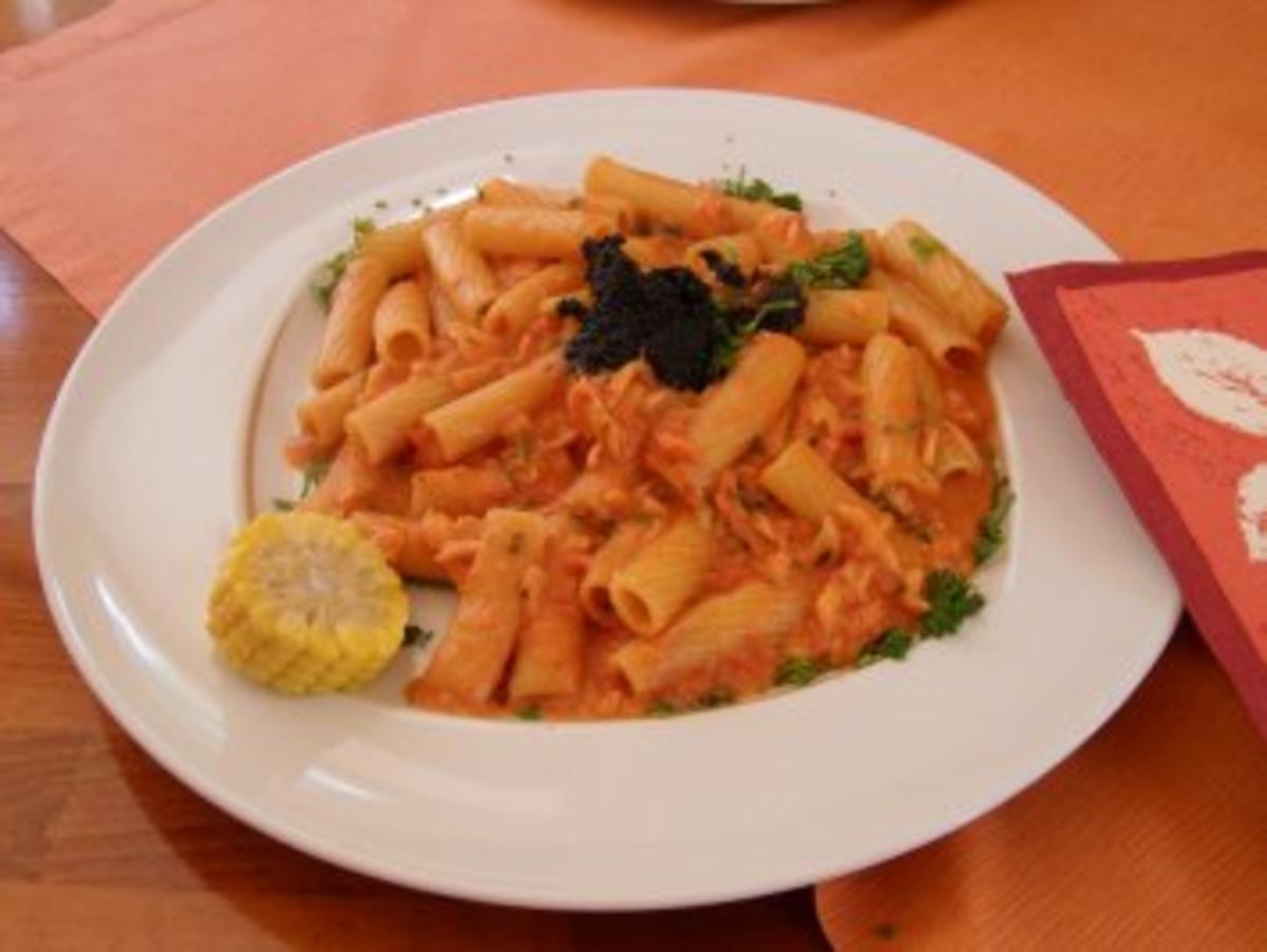 Rigatoni in Lachs-Sahne-Sauce und Kaviar - Rezept