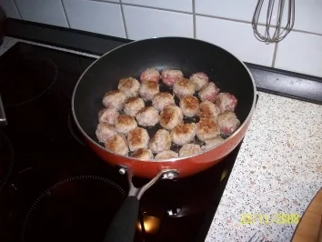 Hack-Speckbällchen an Nudeln - Rezept