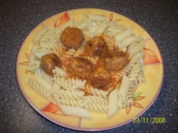 Hack-Speckbällchen an Nudeln - Rezept