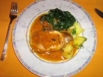 Krustenbraten an Blattspinat mit Kräuterkartoffeln - Rezept