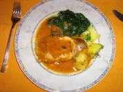 Krustenbraten an Blattspinat mit Kräuterkartoffeln - Rezept