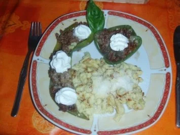 Rezept: Gefüllte Peperoni mit Häubchen und frischen Kürbisspätzle Gefüllte Peperoni mit Häubchen und frischen Kürbisspätzle - Rezept