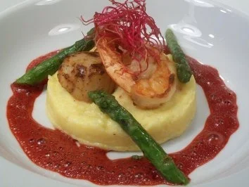 Jakobsmuschel im Vanilleduft & Black Tiger auf Chilipolenta an Bete-Schaum - Rezept