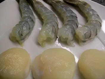 Jakobsmuschel im Vanilleduft & Black Tiger auf Chilipolenta an Bete-Schaum - Rezept - Bild Nr. 3