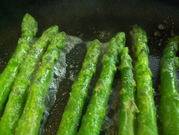 Jakobsmuschel im Vanilleduft & Black Tiger auf Chilipolenta an Bete-Schaum - Rezept - Bild Nr. 5